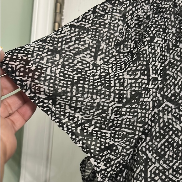 East 5th Monochrome Geometric Top 1X - Picture 4 of 8